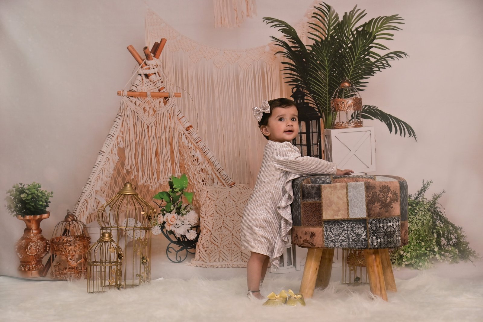 Natural expressions, curious eyes and the little details that make this season unforgettable.