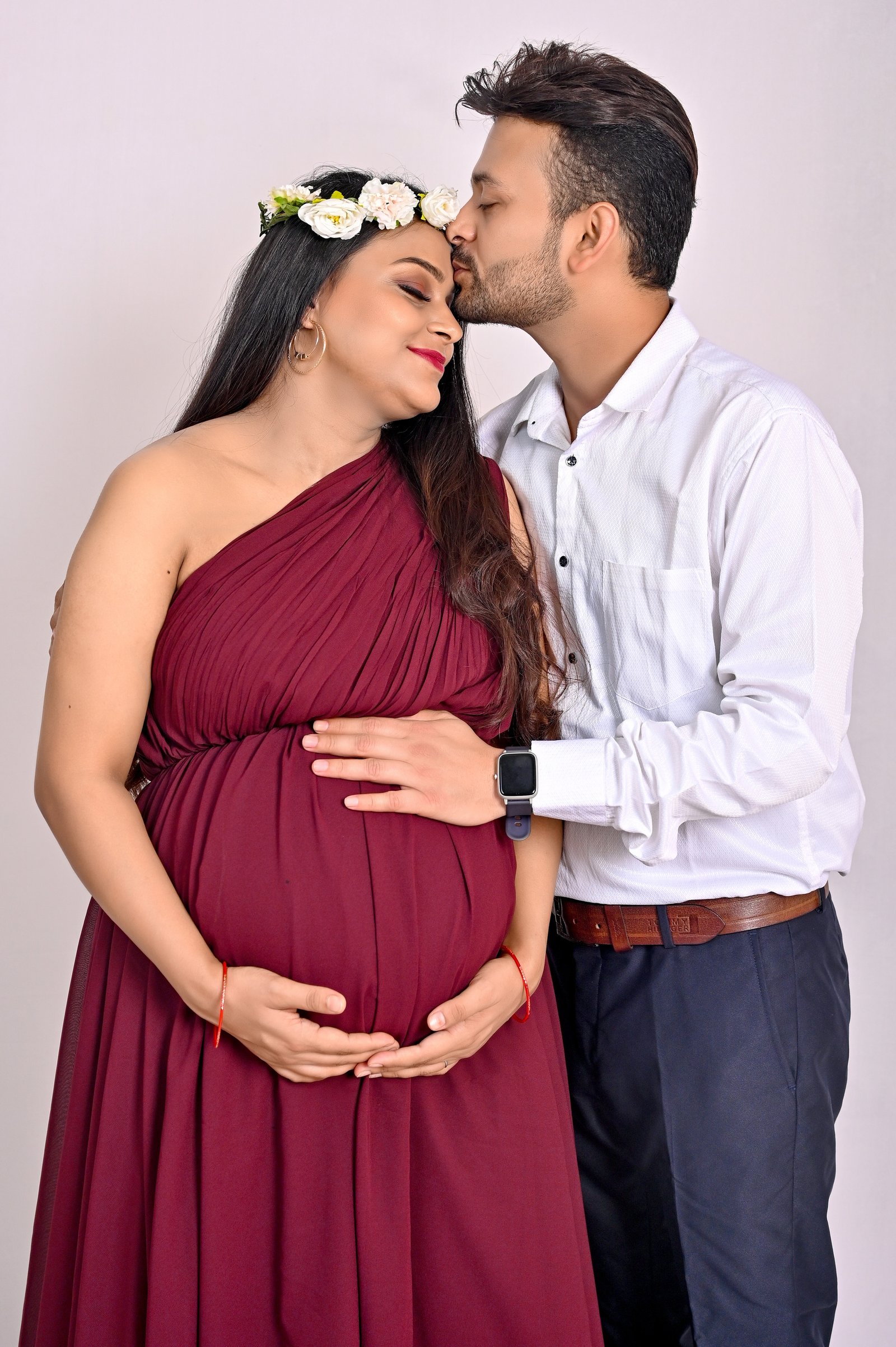 Elegant maternity portrait by Nirvana Photography, image 2