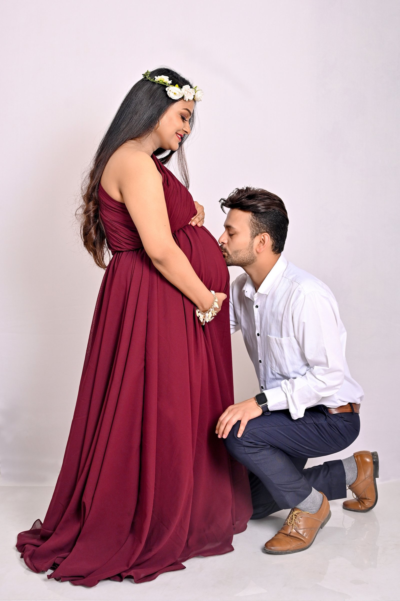 Elegant maternity portrait by Nirvana Photography, image 3