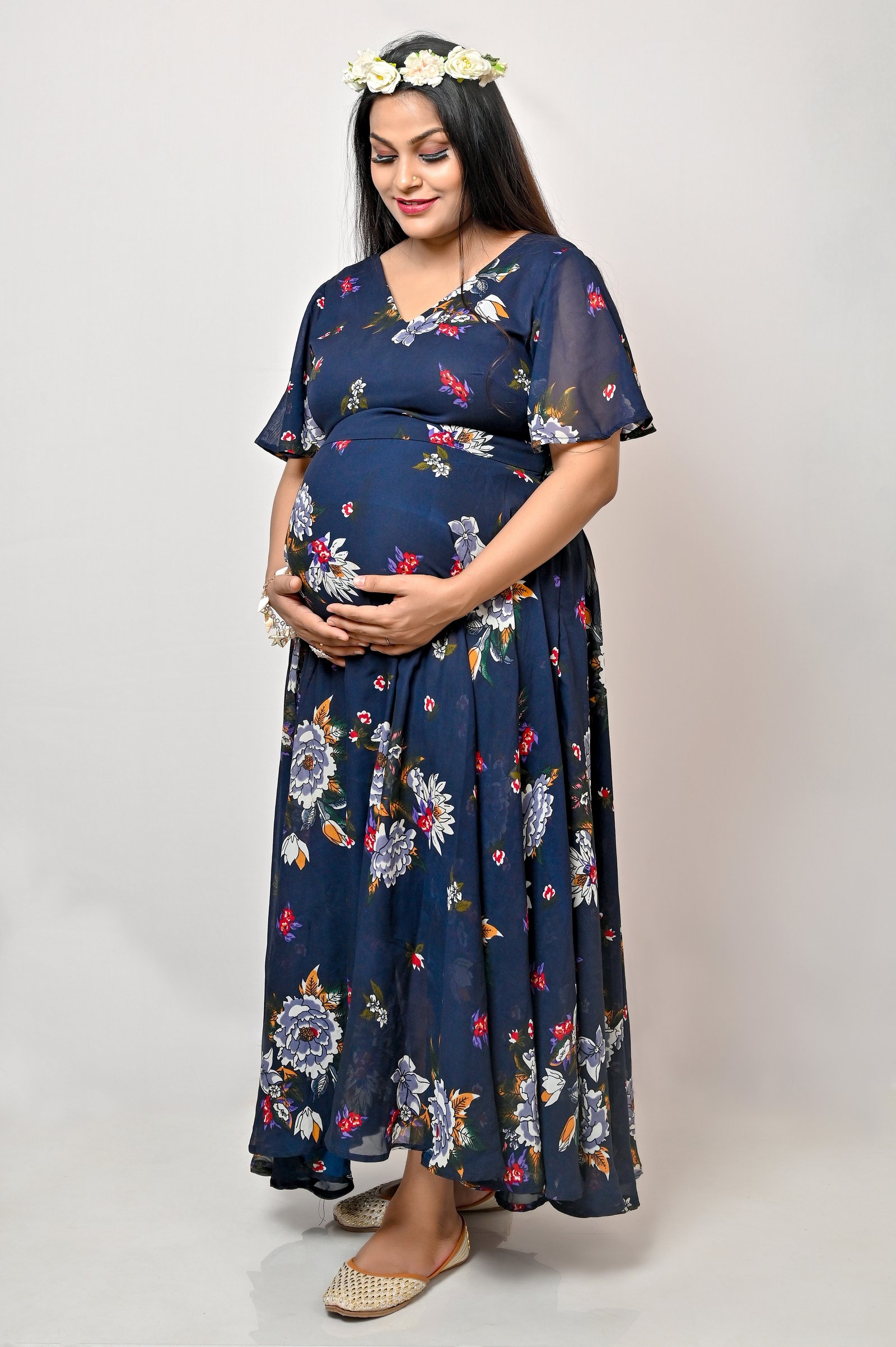 Elegant maternity portrait by Nirvana Photography, image 5